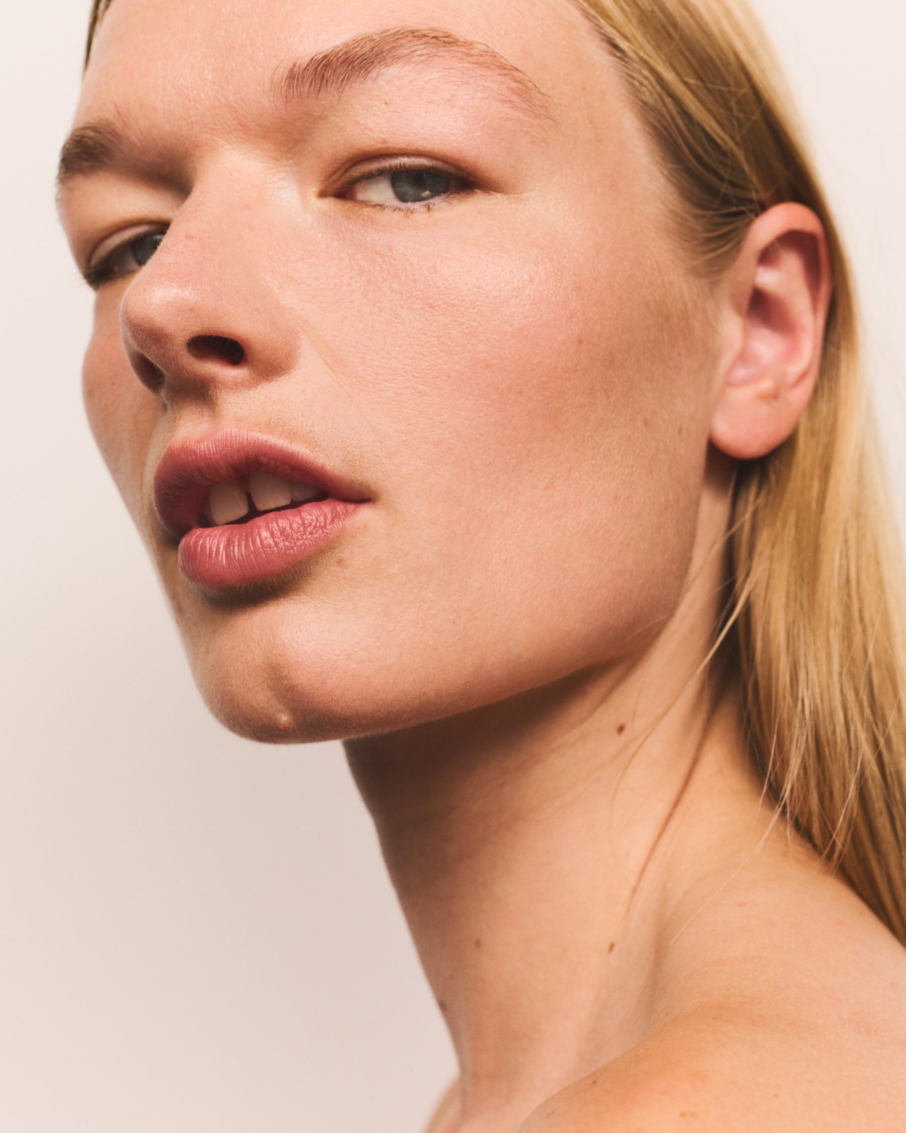 Skin Light Natural Liquid Foundation 04 Daisy Skin Light Natural Liquid Foundation 04 Daisy